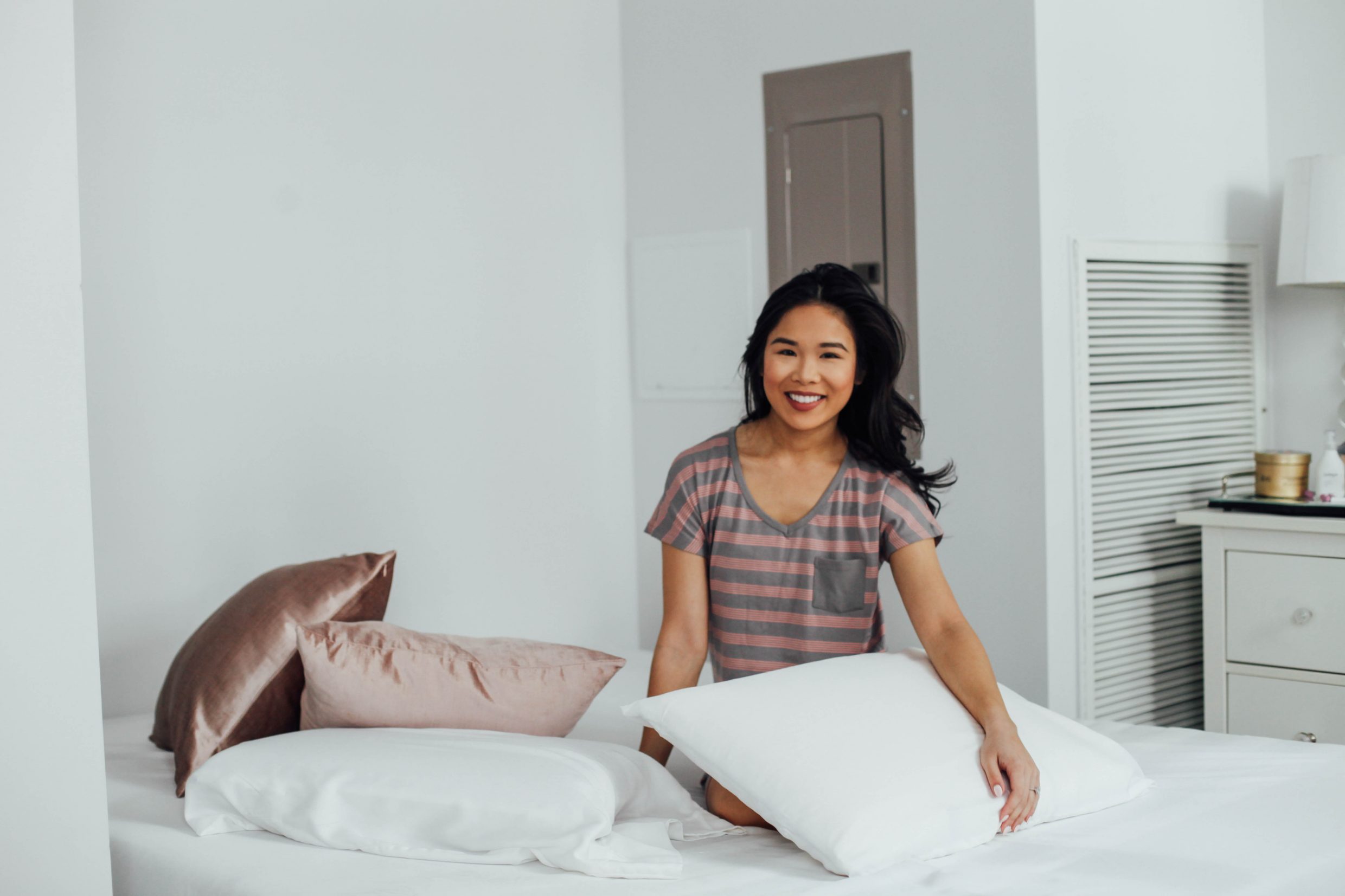 Blogger Hoang-Kim makes her bed with Cariloha bamboo sheets