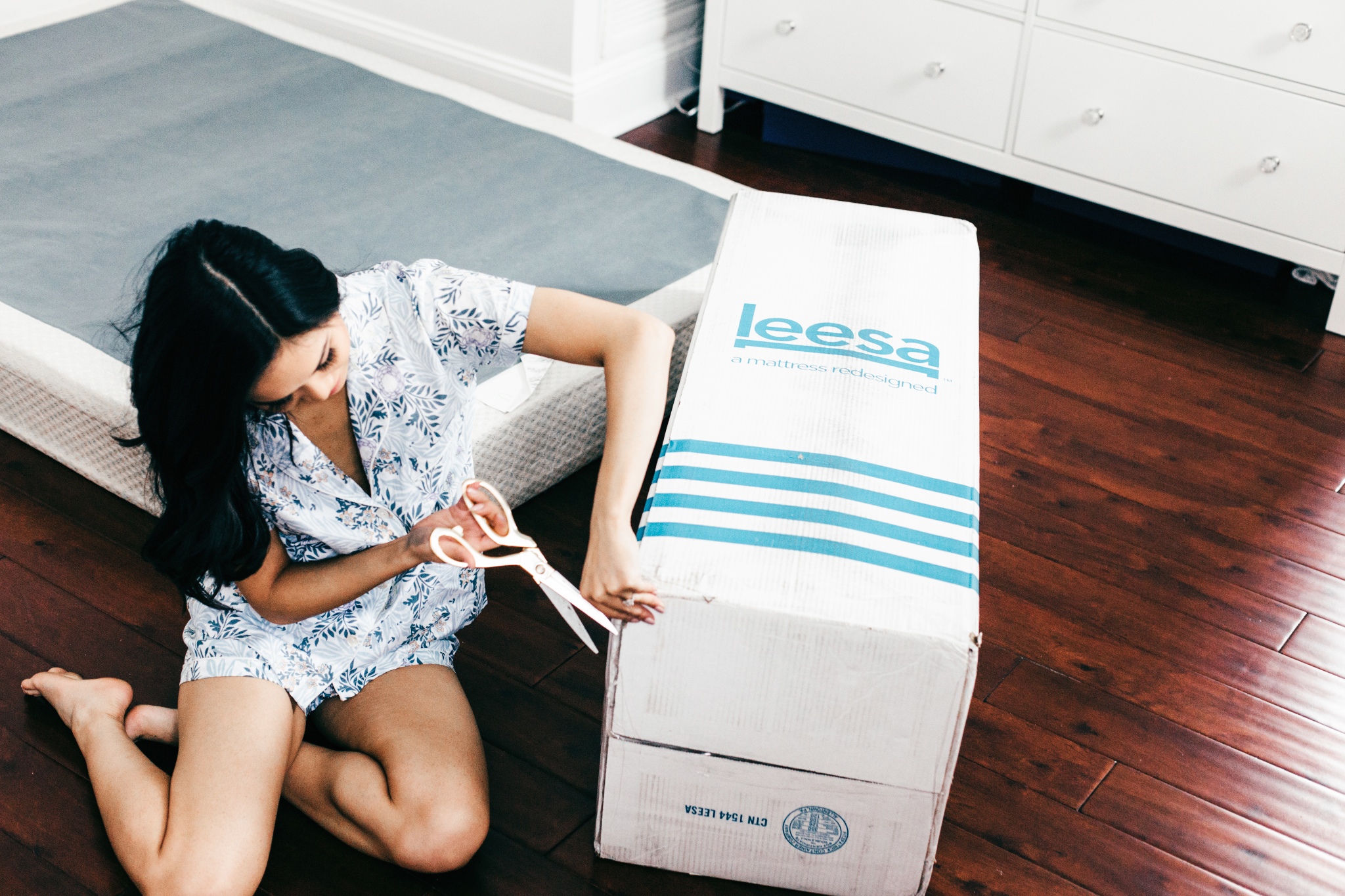 Blogger Hoang-Kim unboxes her Leesa mattress