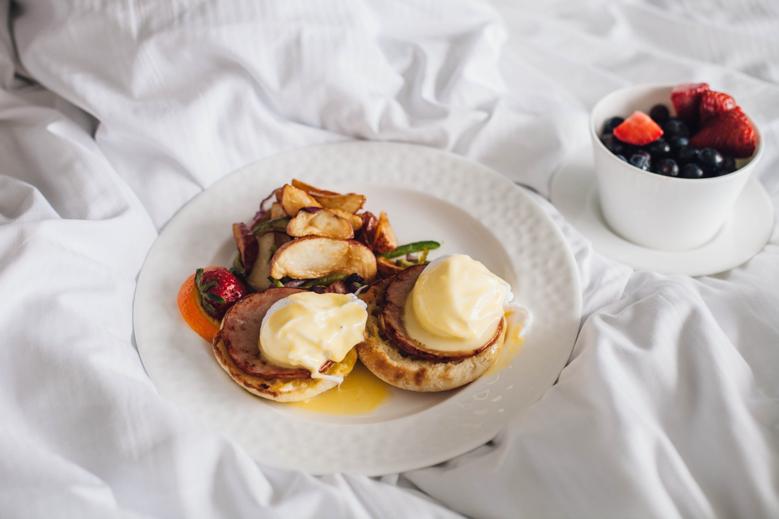 COLOR & CHIC | A staycation at Hilton Norfolk The Main - breakfast in bed with eggs benedict and fresh berries