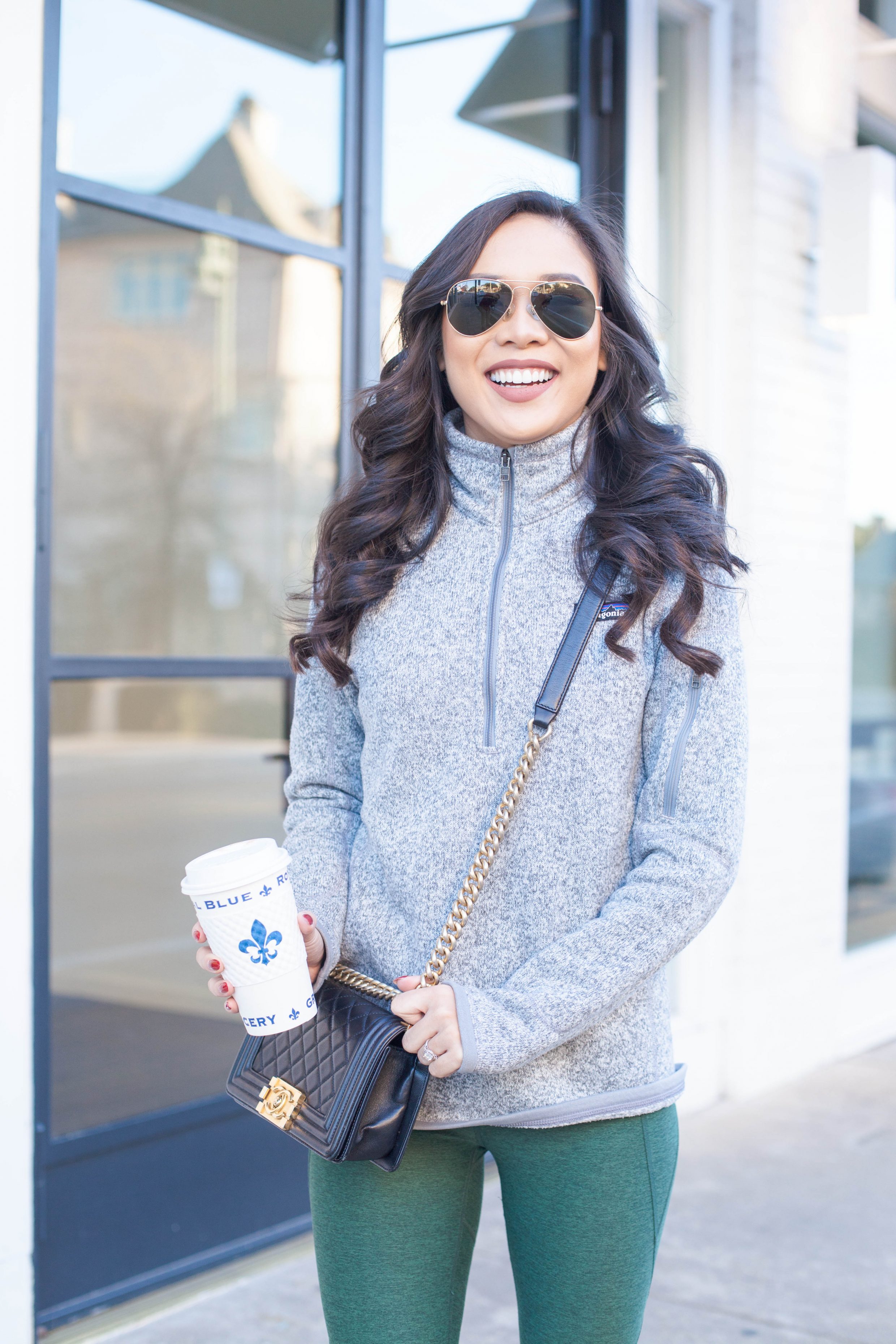Sporty winter look with a cozy pullover and cute sneakers