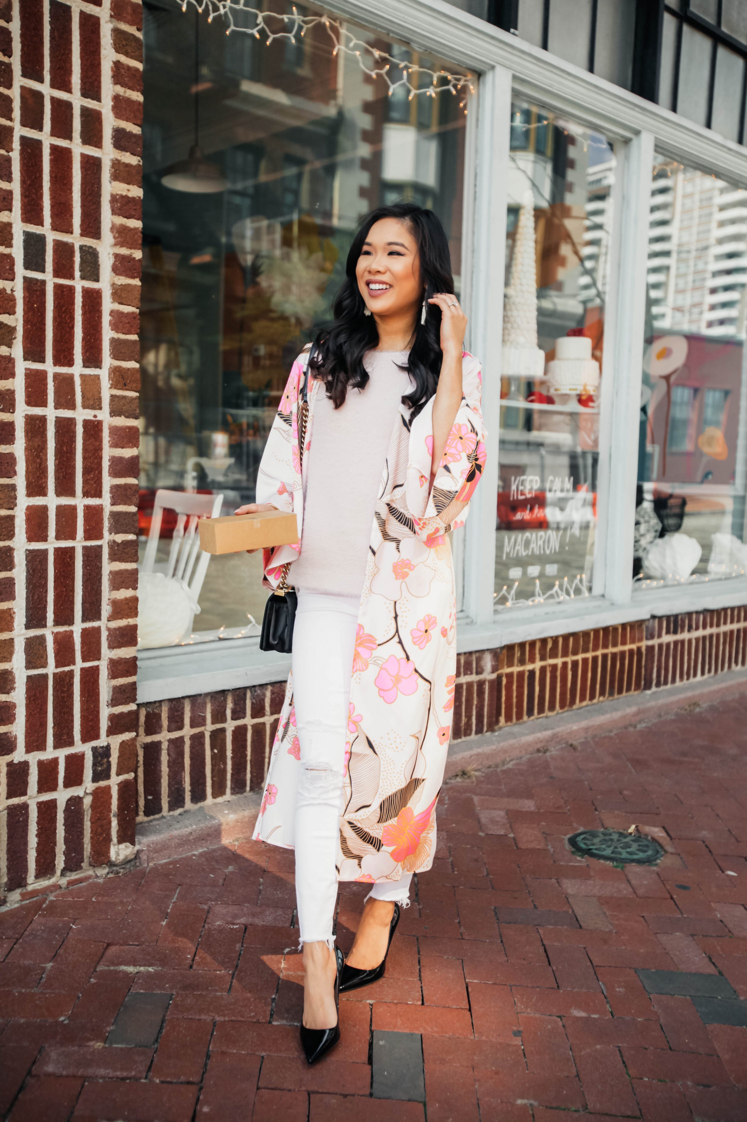 Floral kimono with white jeans and classic pumps