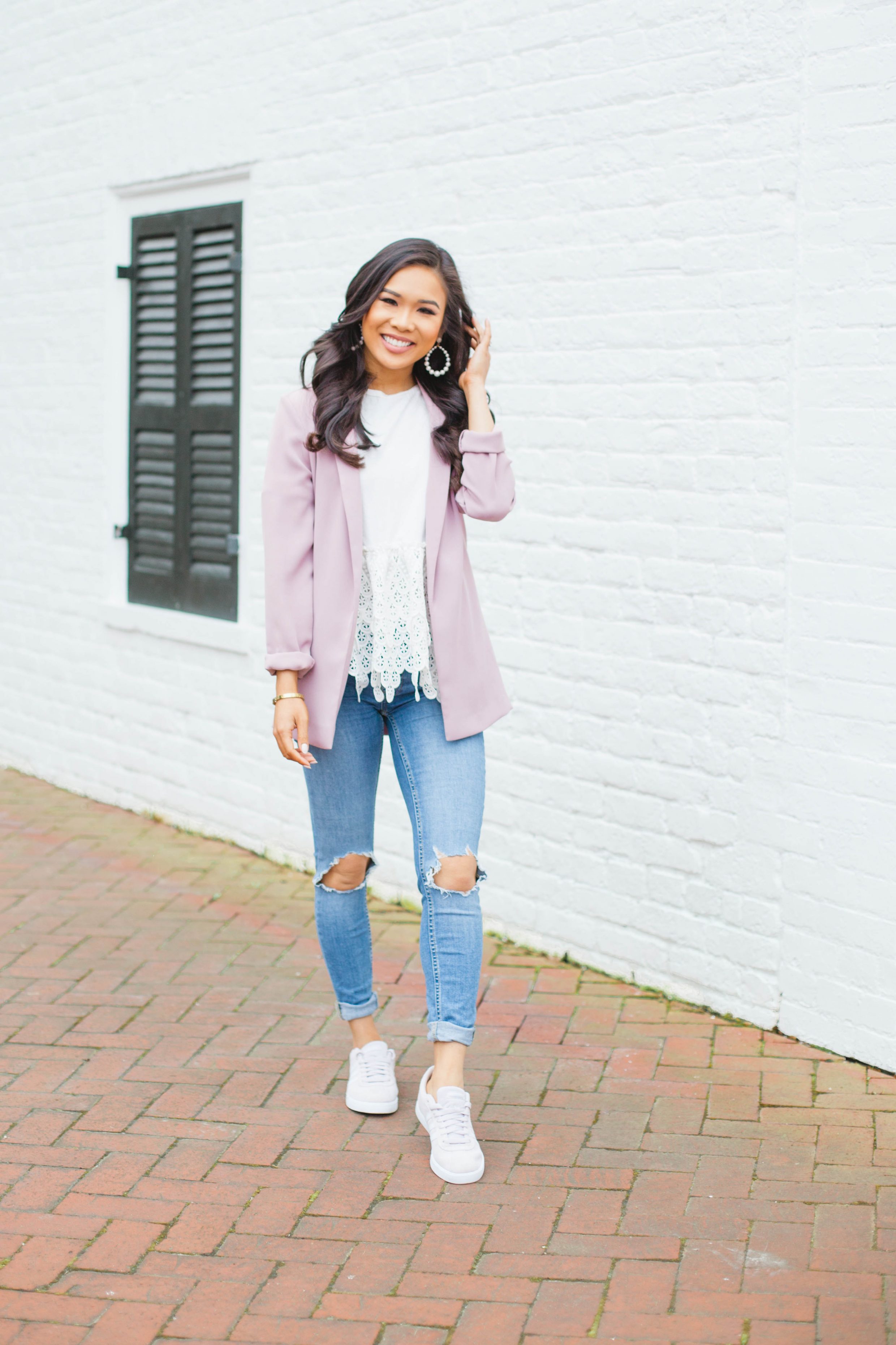 How to style sneakers casually for spring