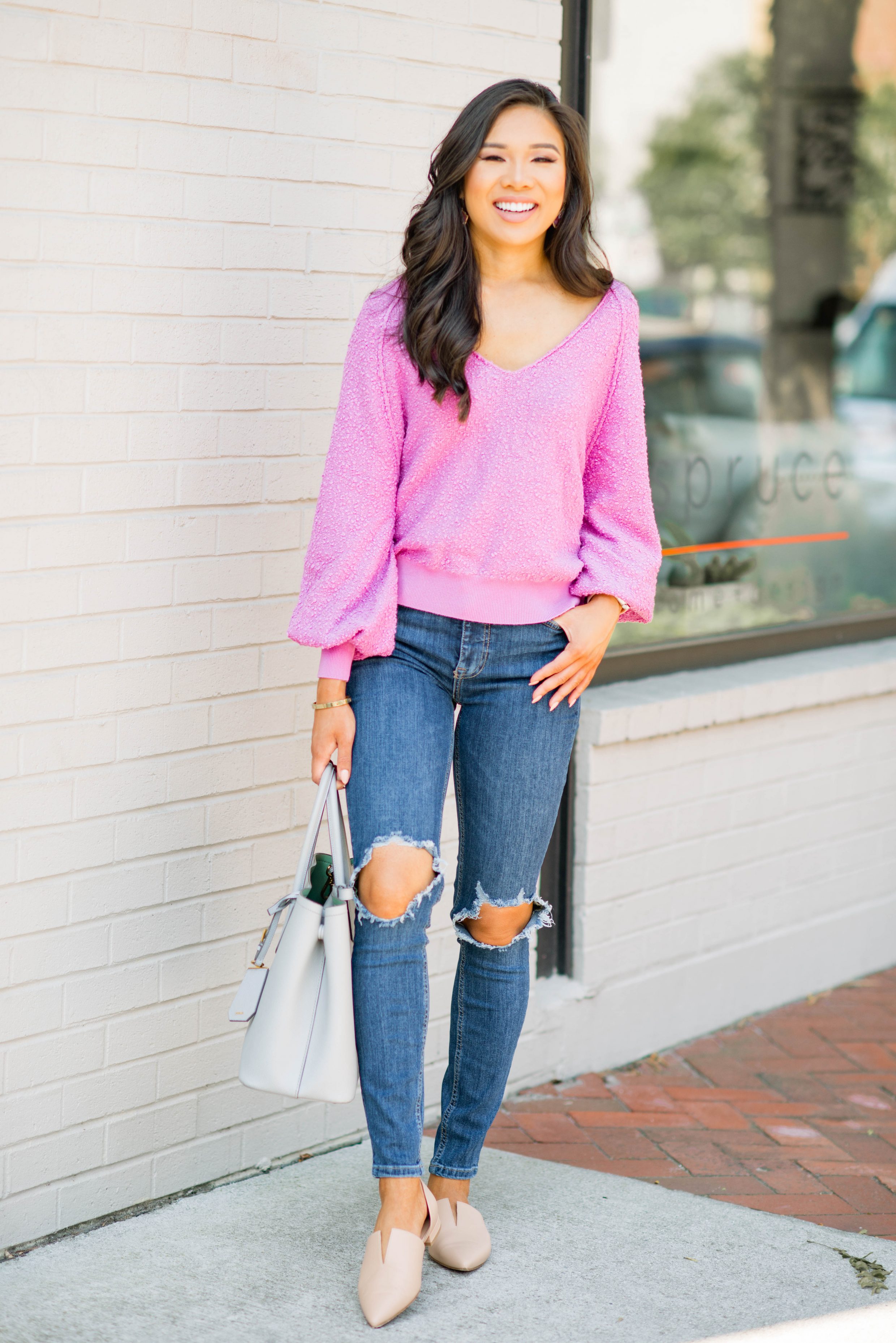 Easy fall outfit idea with slouchy balloon sleeve sweater, jeans and nude flats