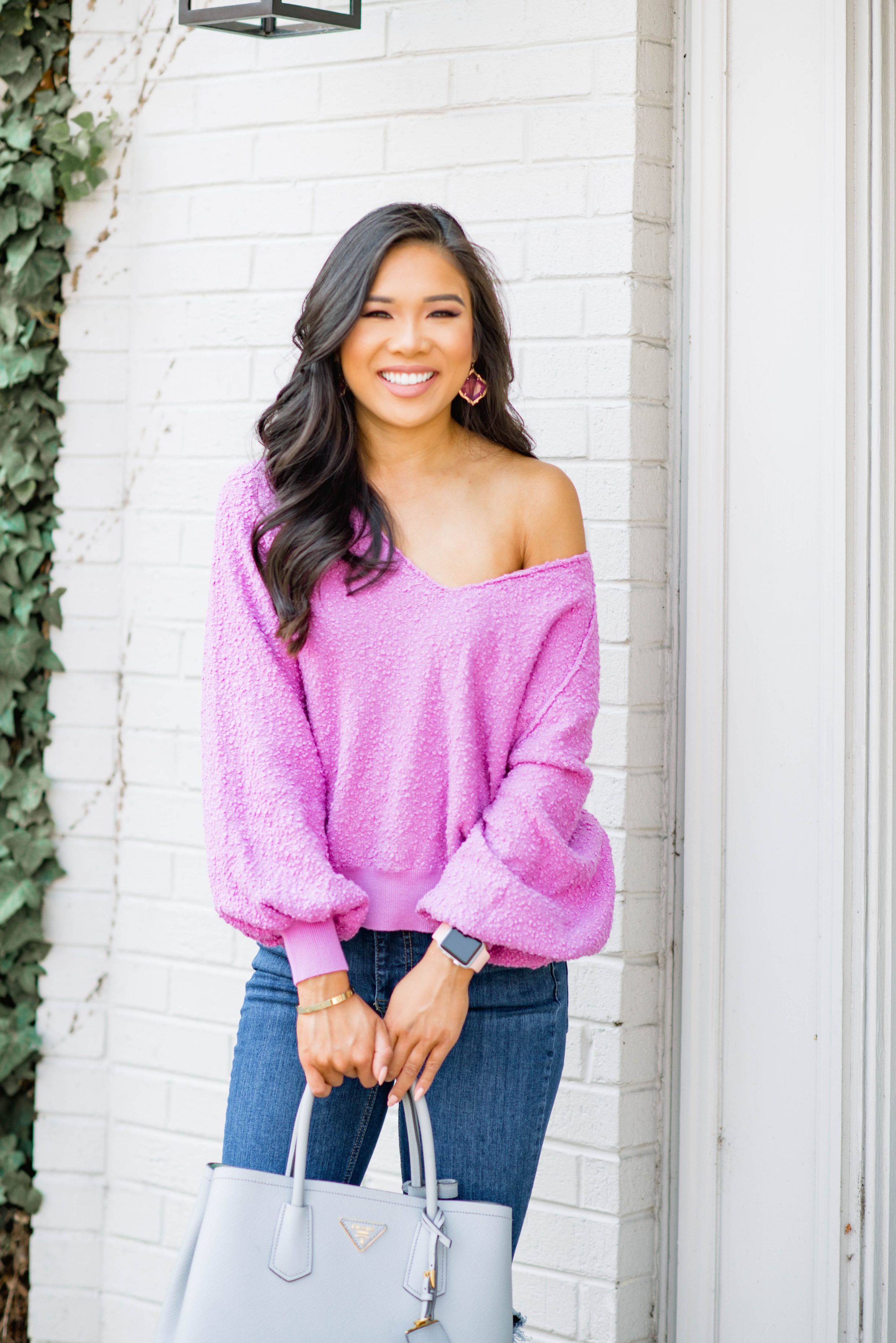 Hoang-Kim wears an easy fall outfit idea with a free people slouchy balloon sleeve sweater and Kendra Scott earrings