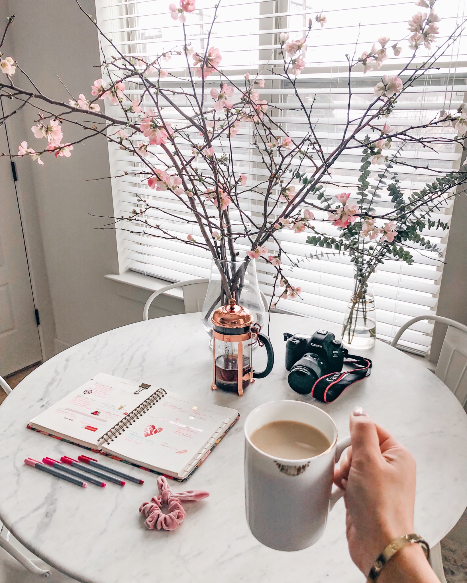 Blogger Hoang-Kim shares her dining room decor with peach blossoms