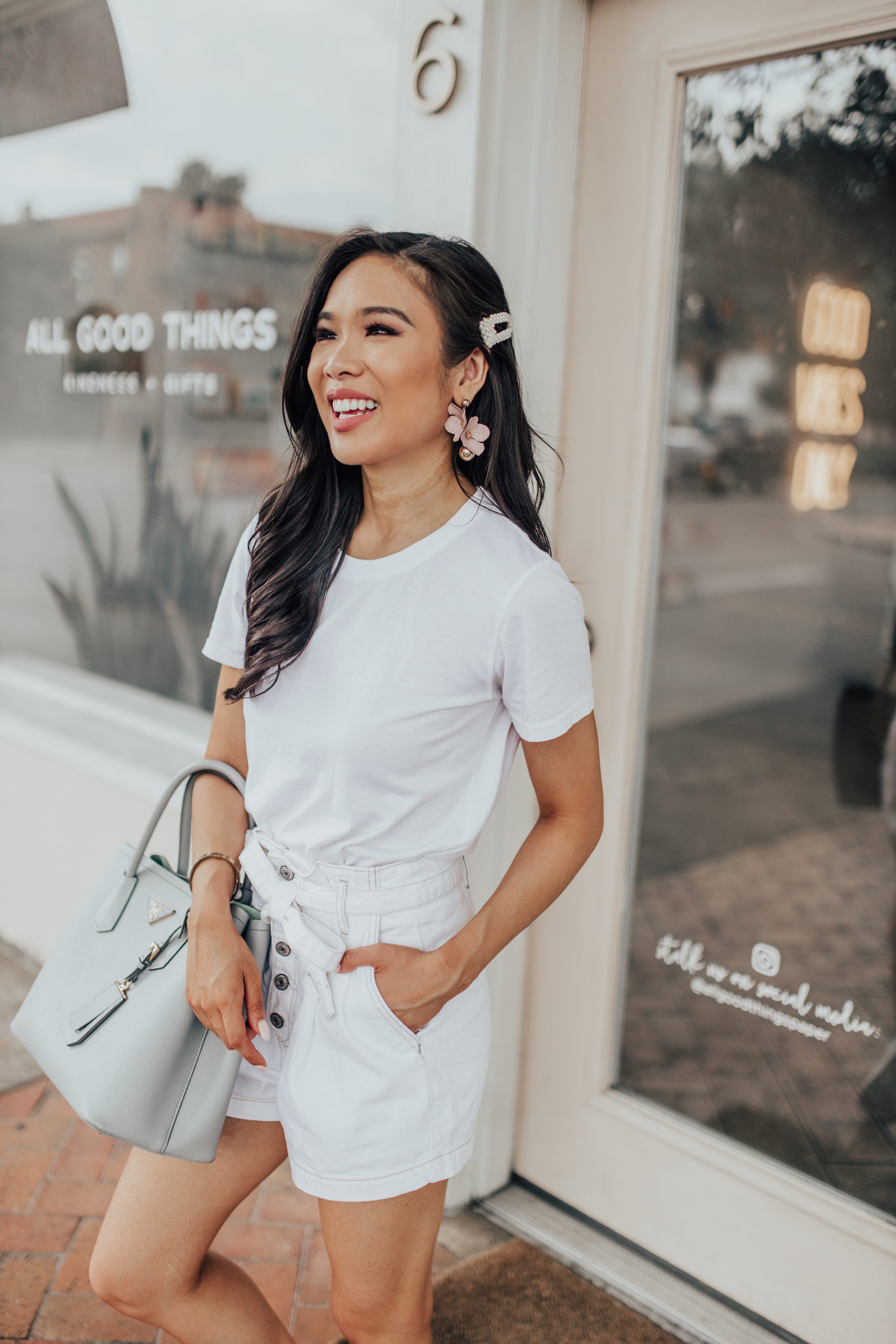 Petite blogger shares an all white summer look