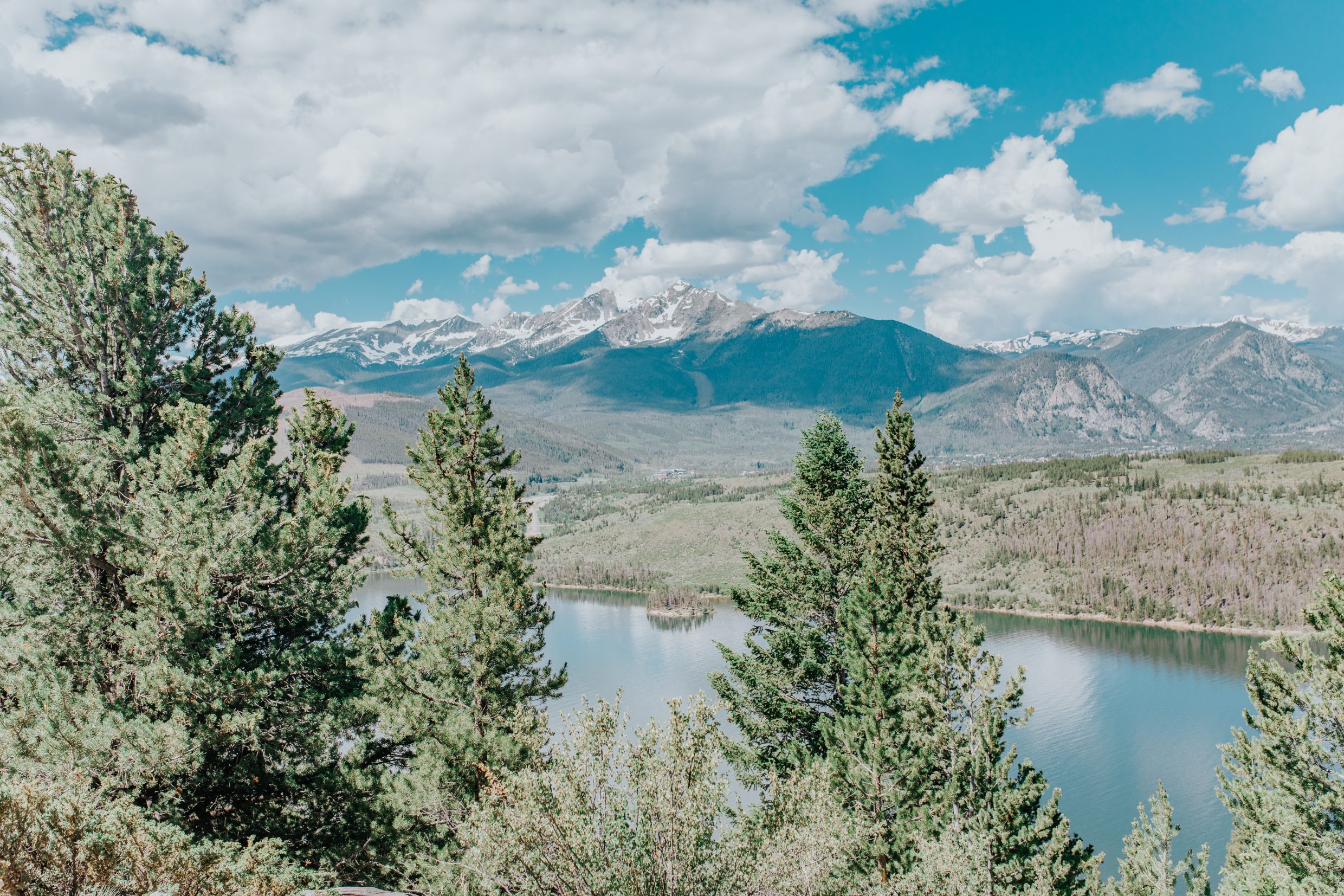 Color and Chic Colorado Travel Guide featuring a trip to Sapphire Point Outlook in Dillon