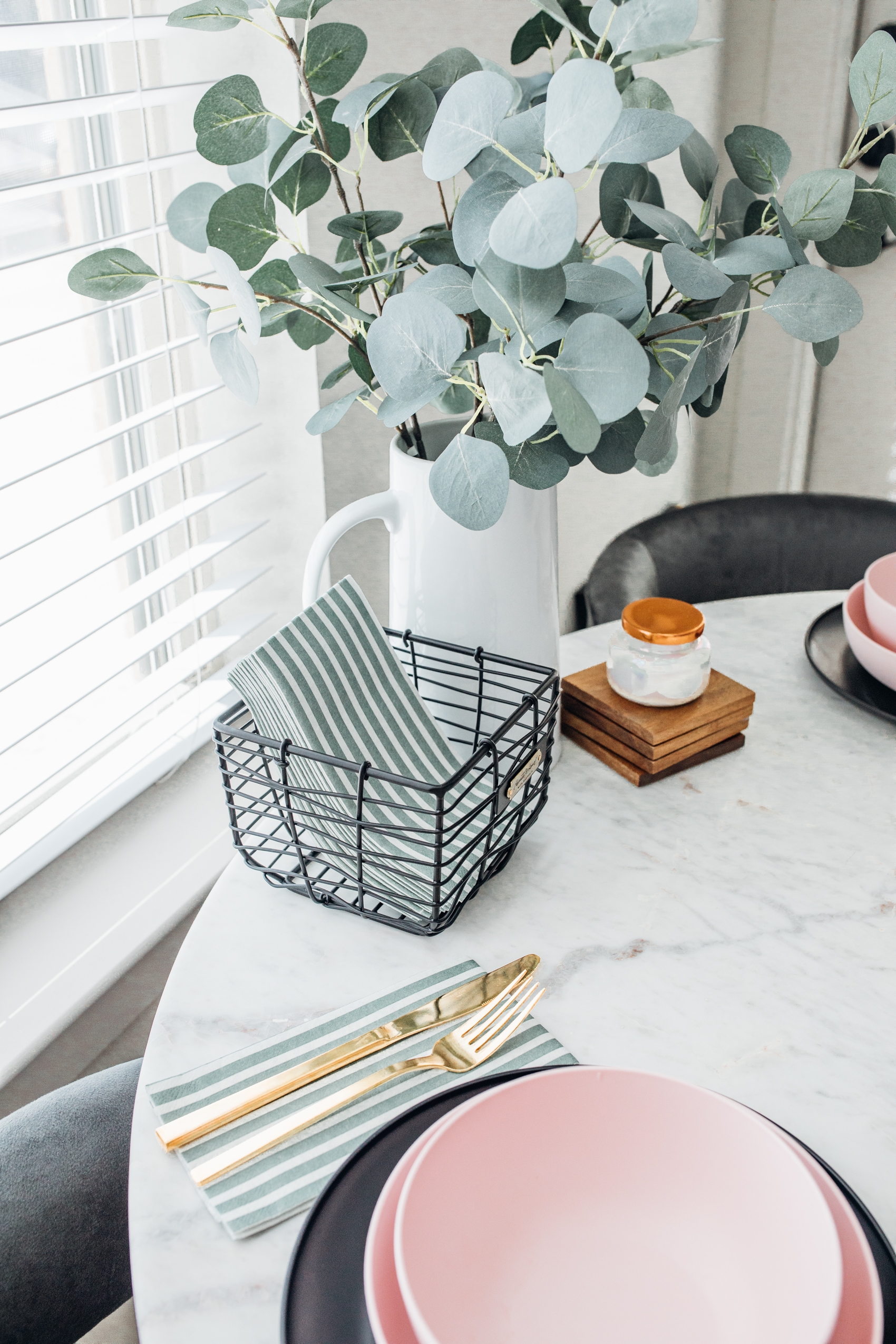 Dining room decor ideas with affordable table settings, gold flatware and a marble table