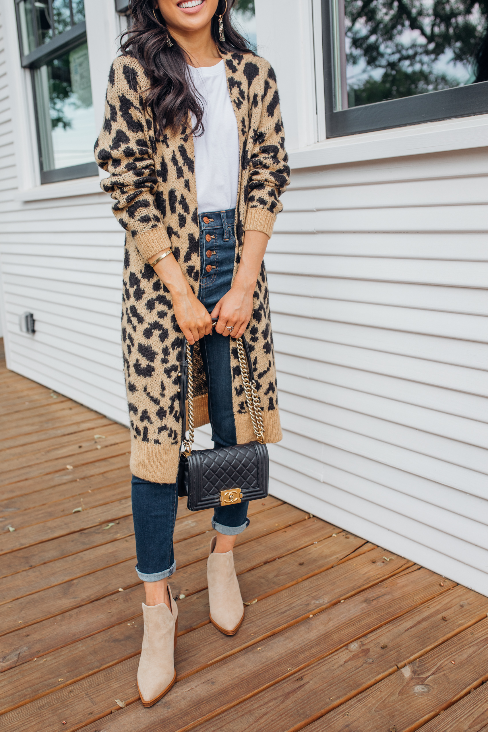 Leopard cardigan outfit inspo for fall with high-waisted jeans