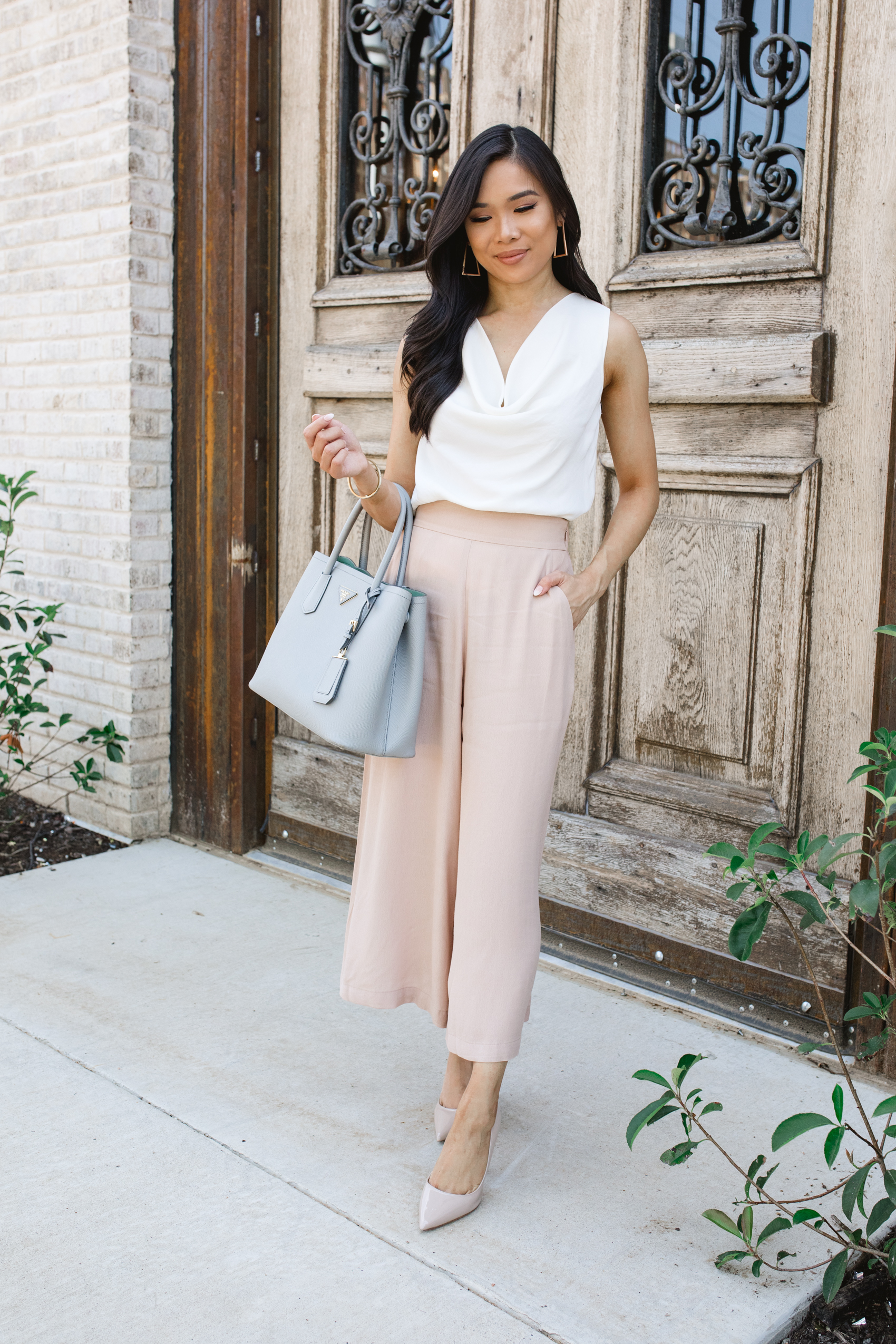 Petite blogger wears wide-leg cropped pants outfit for workwear
