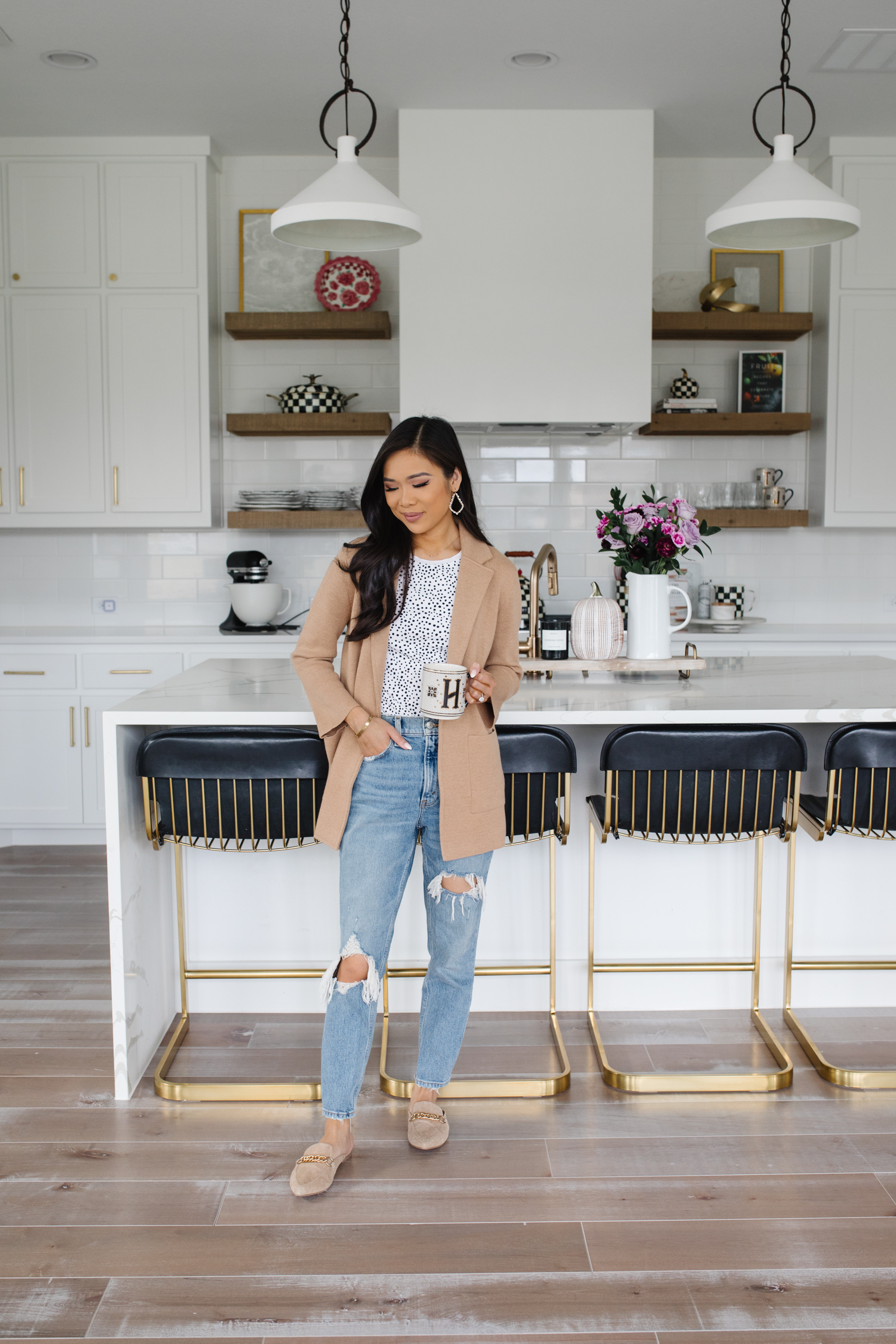 Petite blogger Hoang-Kim wears a casual fall outfit with a soft blazer and Mom jeans