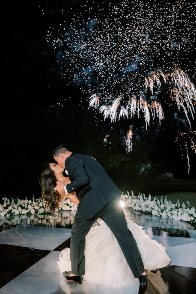 Fireworks at blogger Hoang-Kim Cung's wedding at the hillside estate, an investment worth adding to your wedding budget