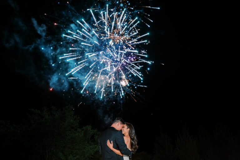 Fireworks at blogger Hoang-Kim Cung's wedding at the hillside estate, an investment worth adding to your wedding budget